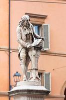 Estatua de Luigi Galvani en Bolonia, Italia foto