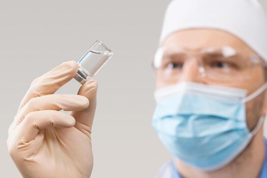 médico sosteniendo una viola con vacuna contra el virus de la corona. foto