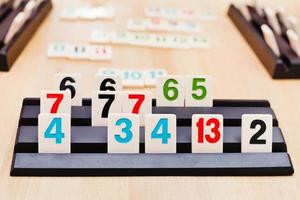 juegos de mosaicos en el estante de juego del juego de mesa rummikub foto