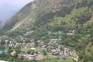 majestuosa belleza natural de neelum, valle, cachemira. El valle de Neelum es famoso por su belleza natural, frondosos árboles verdes y ríos de agua limpia. foto