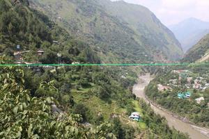 majestuosa belleza natural de neelum, valle, cachemira. El valle de Neelum es famoso por su belleza natural, frondosos árboles verdes y ríos de agua limpia. foto