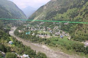 majestuosa belleza natural de neelum, valle, cachemira. El valle de Neelum es famoso por su belleza natural, frondosos árboles verdes y ríos de agua limpia. foto