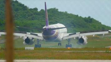 Phuket, Tailandia dicembre 5, 2016 - tailandese airways airbus 330 hs da definire frenata dopo atterraggio a Phuket internazionale aeroporto, lento movimento video