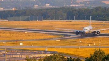 frankfurt am main, alemania 19 de julio de 2017 - air china boeing 777 rodando después de aterrizar en la pista 25r temprano en la mañana. fraport, frankfurt, alemania video