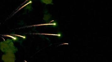 fogos de artifício piscando no céu noturno. video