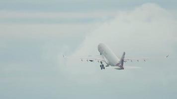 phuket, thaïlande 5 décembre 2016 - qatar airbus 330 a7 aci décoller de l'aéroport de phuket. video