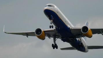 amsterdam, nederländerna 25 juli 2017 - icelandair boeing 757 tf fiv startar vid polderbaan 36l, shiphol flygplats, amsterdam, holland video