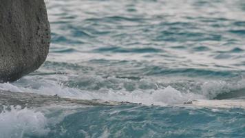 ondas turquesa rolaram nas rochas, praia da ilha de koh miang, ilhas similan, câmera lenta video