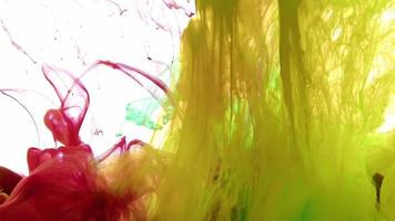 las pinturas coloridas se vierten en el agua video