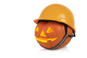 arancia zucca con raggiante occhi nel un' giallo costruzione casco, difficile cappello. Halloween concetto. trasparente sfondo. png