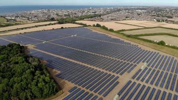 zonne- boerderij - zonne- panelen in een groot veld- video