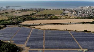 zonne- boerderij - zonne- panelen in een groot veld- video