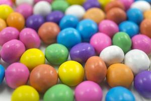 cáscara de caramelo de chocolate con leche de colores aislada en un fondo blanco. foto