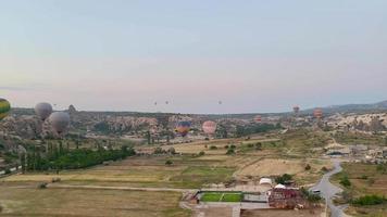 balões da capadócia voando ao amanhecer vídeo video