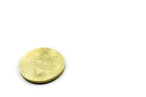 monedas de oro con símbolo de bitcoin en la esquina inferior izquierda aisladas en fondo blanco foto