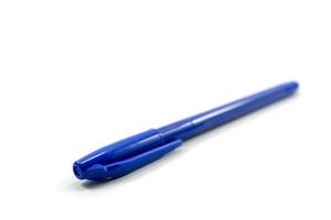 Bolígrafo de plástico azul aislado sobre fondo blanco. foto
