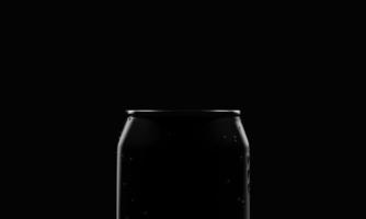 cierre la parte superior del recipiente de cola o lata de cerveza en la oscuridad con iluminación de estudio y gota de agua condensada en la superficie de aluminio. concepto de bebidas y alimentos. representación de ilustración 3d foto