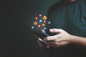 hombre usando un teléfono inteligente y chateando en la aplicación de redes sociales. tecnología de reunión social y concepto de marketing digital en línea. distanciamiento social y trabajo desde el tema del hogar. teléfono de comunicación global foto