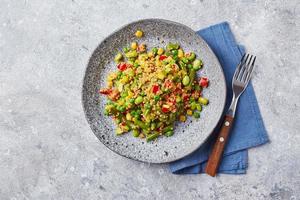 ensalada de quinua con judías verdes, maíz, pimientos rojos, guisantes y soja. mezcla de verduras útil foto