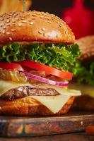 apetitosa hamburguesa casera con primer plano de mermelada de carne, queso y cebolla. concepto de comida rápida, comida americana foto
