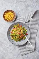 ensalada de quinua con judías verdes, maíz, pimientos rojos, guisantes y soja. mezcla de verduras útil foto