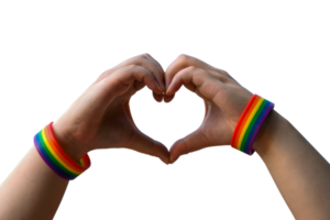 lgbt, amor entre personas del mismo sexo y concepto de relaciones homosexuales: cierre de manos masculinas con pulseras de conciencia del arco iris del orgullo gay que muestran gestos cardíacos con senderos recortados png
