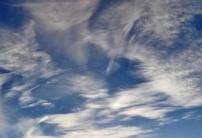 Impresionante panorama de formación de cirros en un cielo azul profundo foto