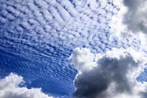 Impresionante panorama de formación de cirros en un cielo azul profundo foto