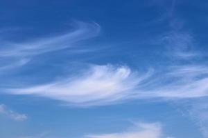 Impresionante panorama de formación de cirros en un cielo azul profundo foto