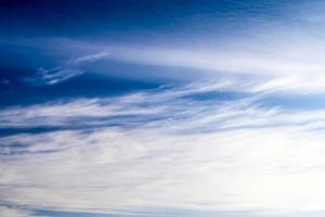 Impresionante panorama de formación de cirros en un cielo azul profundo foto