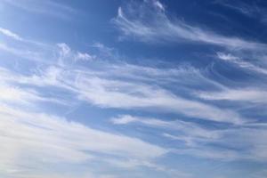 Impresionante panorama de formación de cirros en un cielo azul profundo foto