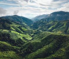 valle de montaña verde nan tailandia, campos de montaña verde con cielo azul foto