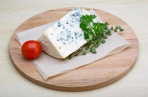 queso azul sobre tabla de madera y fondo de madera foto