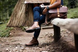 zapatos y bolsos en un ambiente abierto foto