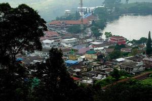 asentamientos o casas de residentes alrededor del lago sarangan foto