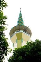 la cúpula o minarete de la gran mezquita de baitussalam magetan, java oriental - indonesia foto