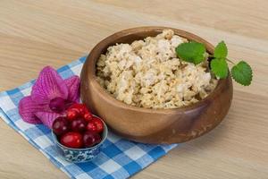 avena en un bol sobre fondo de madera foto