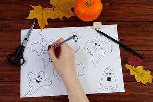 bricolaje de halloween instrucciones paso a paso sobre cómo dibujar fantasmas divertidos. foto