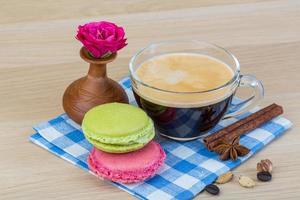 delicioso macarrón sobre fondo de madera foto