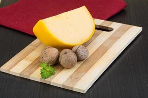 queso redondo amarillo sobre fondo de madera foto