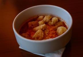 sopa de tomate en el bol foto