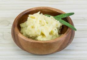 puré de patata en un bol sobre fondo de madera foto