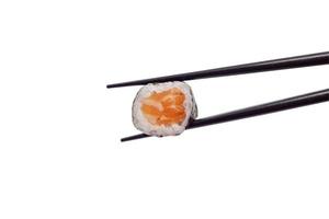 Rollo de sushi maki de salmón japonés con palillos aislado sobre fondo blanco con trazado de recorte foto
