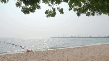 plage sable et mer. plage de pattaya qui est l'un des endroits les plus célèbres de la mer en thaïlande. video