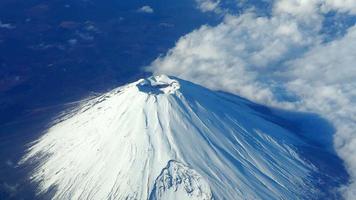 top van mt. fuji. bird eyes view van grote en hoge berg fuji van japan. video