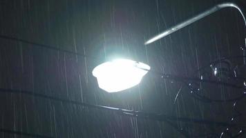 4 gocce di pioggia di filmati k che cadono nella notte a Bangkok in Thailandia nella stagione delle piogge di luglio. video