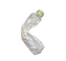 botella de plástico triturada aislada sobre fondo blanco con trazado de recorte foto