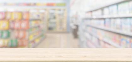 mesa de madera vacía con supermercado tienda de comestibles fondo desenfocado borroso con luz bokeh para la exhibición de productos de montaje foto