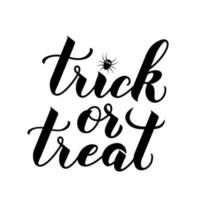 truco o trato letras de mano de caligrafía de cita de halloween aisladas en blanco. plantilla vectorial fácil de editar para tarjeta de felicitación, pancarta, afiche tipográfico, invitación de fiesta, camiseta, etc. vector