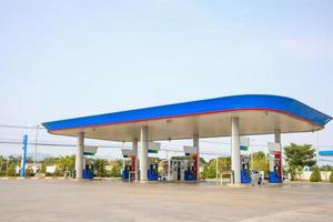 estación de combustible de gasolina con nubes y cielo azul foto